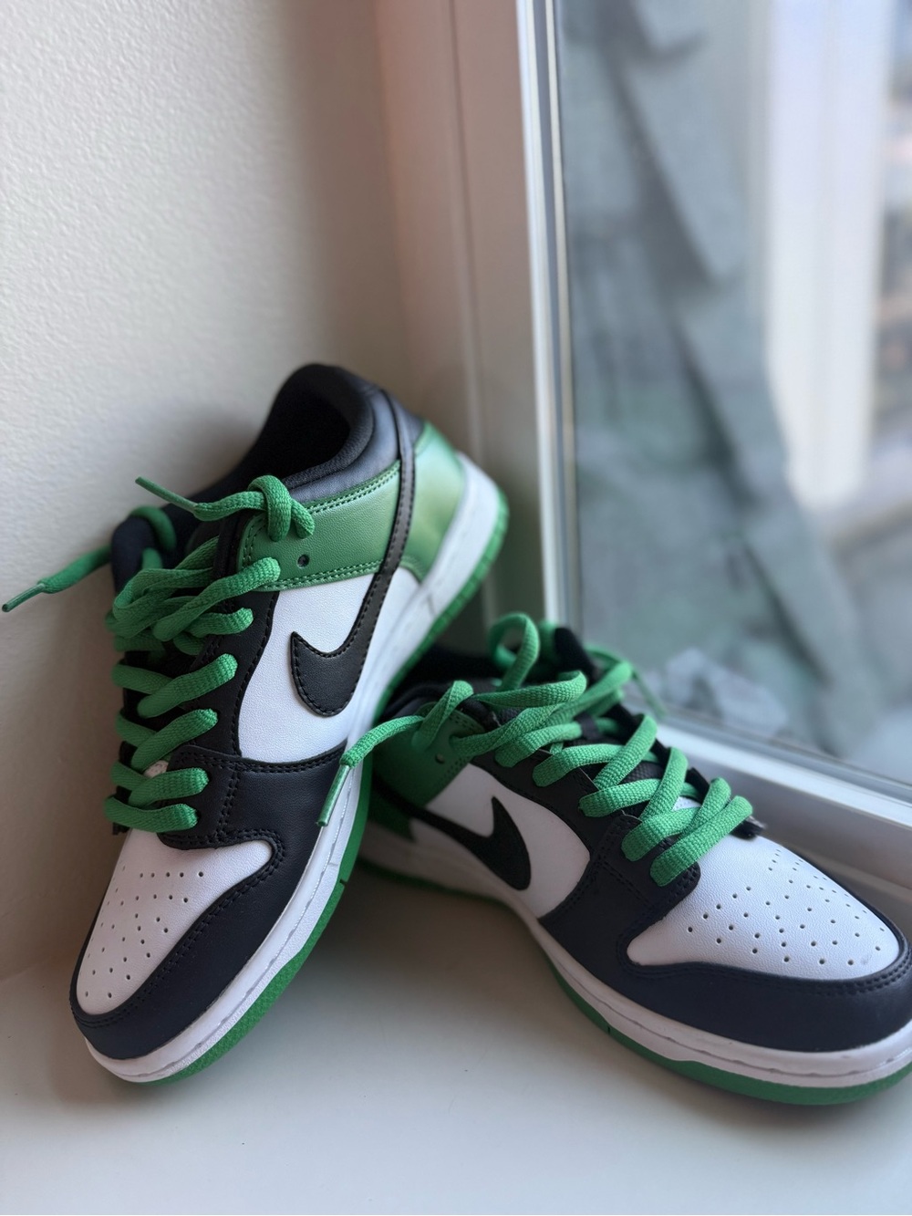 Nike Kids Low-Top Sneakers in White, Black & Green